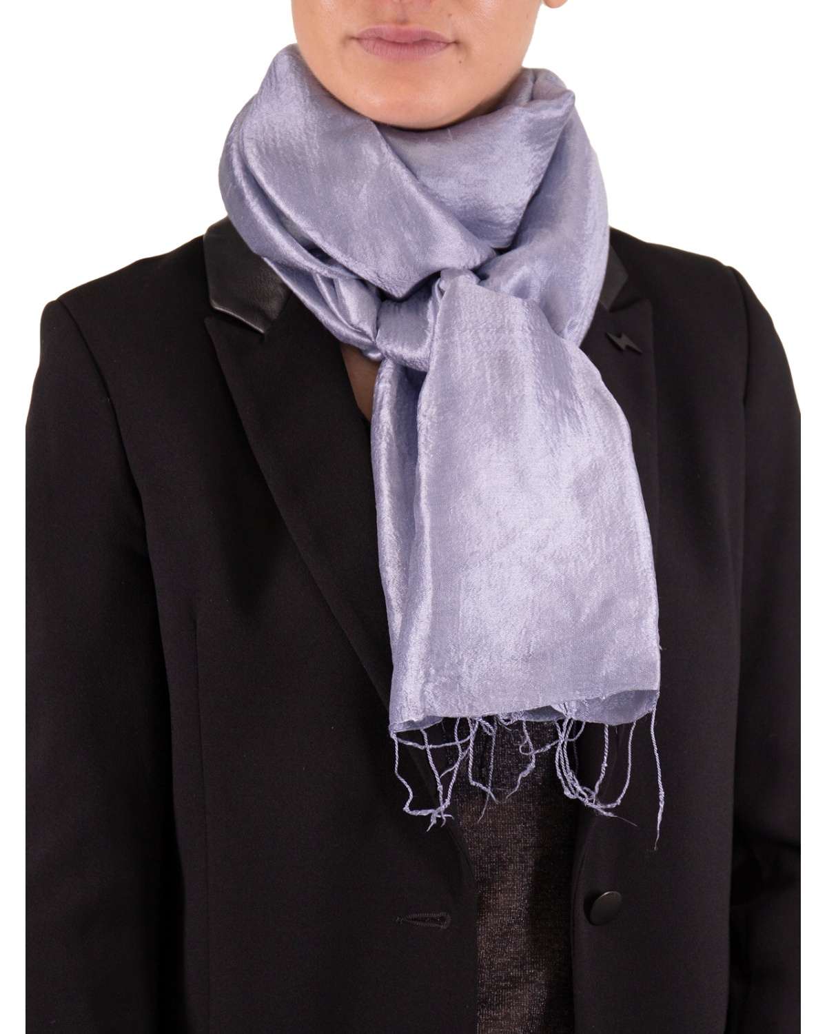 Laissez-vous tenter par notre écharpe bleu en laine et cachemire et  affichez un look chic et moderne à la fois.